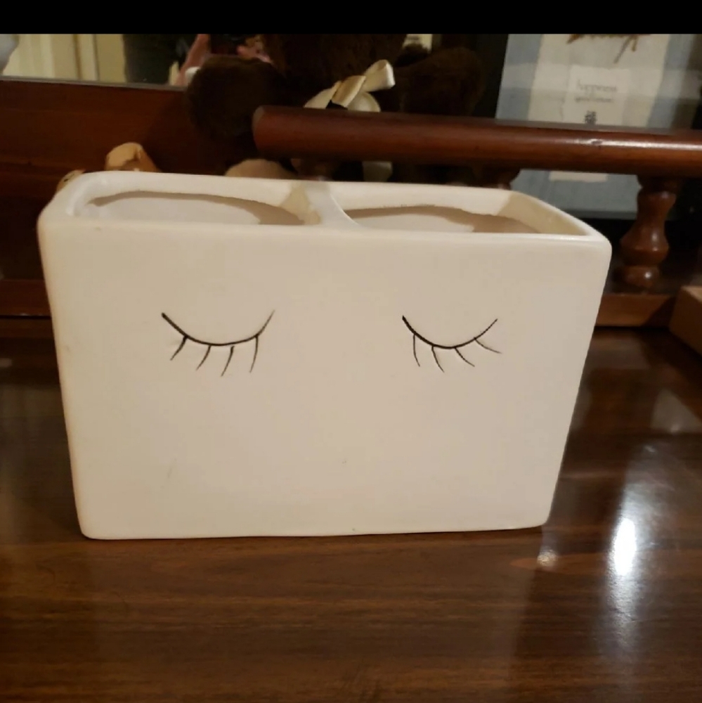 Cute make up tool holder